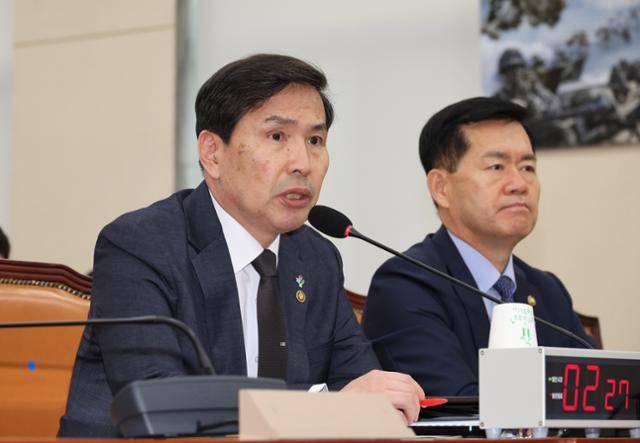 김선호 국방부 장관 직무대행이 26일 국회에서 열린 국방위원회 전체회의에서 제2회 추가경정예산안 의결 관련 인사말을 하고 있다.뉴시스