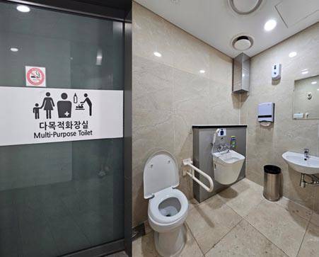 수서역 다목적 화장실표지판과 분당서울대병원 다목적 화장실./사진=병원상처장루실금간호사회 제공