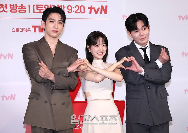 박진영, 박보영, 류경수가 21일 오후 서울 영등포CGV에서 열린 tvN 새 토일드라마 ‘미지의 서울’ 제작발표회에서 포토타임동안 포즈를 취하고 있다. 24일 첫 방송되는 ‘미지의 서울’은 얼굴 빼고 모든 게 다른 쌍둥이 자매가 인생을 맞바꾸는 거짓말로 진짜 사랑과 인생을 찾아가는 내용의 로맨스 성장 드라마다. 김민규 기자 mgkim1@edaily.co.kr /2025.05.21/