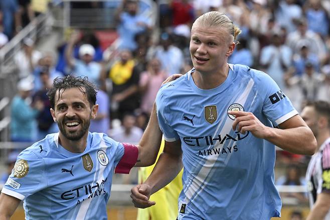 <yonhap photo-1867=""> Manchester City's Erling Haaland, right, celebrates with teammate Bernardo Silva after scoring his side's third goal during the Club World Cup Group G soccer match between Juventus and Manchester City in Orlando, Fla., Thursday, June 26, 2025. (AP Photo/Phelan Ebenhack)/2025-06-27 06:57:02/ <저작권자 ⓒ 1980-2025 ㈜연합뉴스. 무단 전재 재배포 금지, AI 학습 및 활용 금지></yonhap>