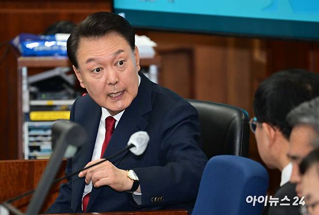 윤석열 전 대통령이 지난 4월 21일 서울 서초동 서울중앙지법에서 열린 내란 우두머리 혐의 형사재판 2번째 공판에 출석해 변호인단과 대화를 하고 있다. 2025.4.21[사진=사진공동취재단]