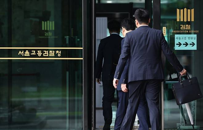 '12·3 비상계엄' 관련 내란·외환 사건을 수사하는 조은석 특별검사가 윤석열 전 대통령을 오는 28일 서초구 서울고검 청사의 특검 사무실에 피의자 신분으로 출석할 것을 요구했다. 이에 윤 전 대통령 측은 이번 출석에는 응하겠다는 입장을 밝혔다. 사진은 26일 서초구 서울고검 청사. 2025.6.26 [사진=연합뉴스]