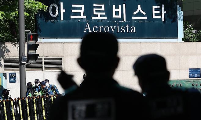 윤석열 전 대통령 부부와 건진법사 전성배씨 사이의 각종 의혹을 수사 중인 검찰이 윤 전 대통령의 사저에 대해 압수수색에 들어간 지난 4월 30일 서울 서초구 아크로비스타 앞에서 경찰들이 근무를 서고 있다. 2025.4.30 [사진=연합뉴스]