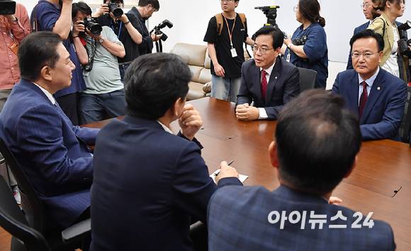 더불어민주당 김병기 당대표 직무대행 겸 원내대표와 국민의힘 송언석 원내대표가 18일 오후 서울 여의도 국회에서 회동을 하고 있다. [사진=곽영래 기자]