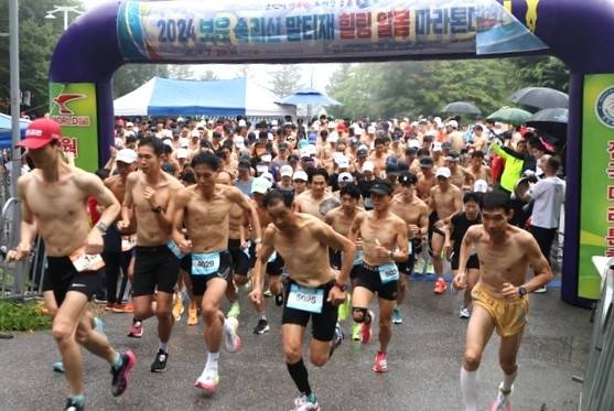 지난해 속리산 말티재 알몸 마라톤 모습. [사진=보은군]