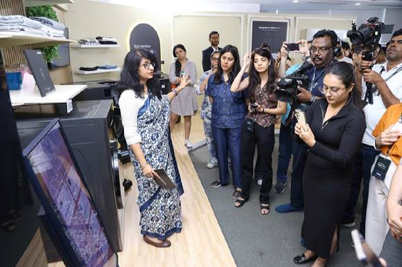 25일(현지시간) 인도 구르가온에서 열린 삼성전자 서남아 테크 세미나에서 참석자들이 스마트싱스의 연결 경험에 대한 시연을 살펴보고 있다. [사진=삼성전자]