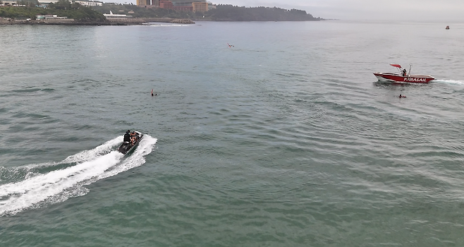 오늘(27일) 중문색달해수욕장에서 진행된 이안류 대비 인명구조훈련 (서귀포해양경찰서 제공)