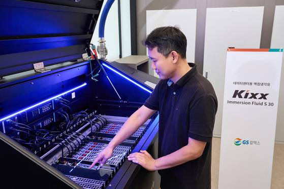 GS칼텍스 직원이 LG유플러스 데이터센터에서 액침냉각유를 실증하고 있다. [사진 GS칼텍스]