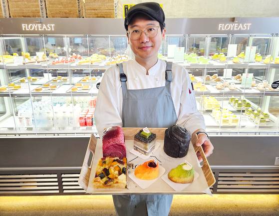 글라스 하우스 빵집 ‘플로이스트’의 정보영 제과장이 대표 메뉴를 선보이고 있다. 정 제과장은 제빵·제과 24년 경력의 베테랑이다.
