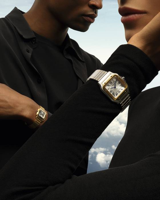 소재에 따라 다른 느낌을 주는 산토스 드 까르띠에 스몰 모델. © Julien Thomas Hamon 사진 까르띠에