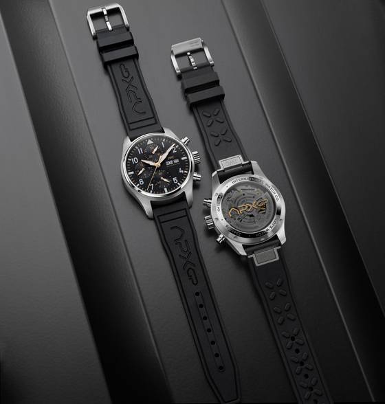 파일럿 워치 크로노그래프 41 APXGP. 영화 속 가상의 팀 로고를 뒷면에 새겼다. 사진 IWC 샤프하우젠