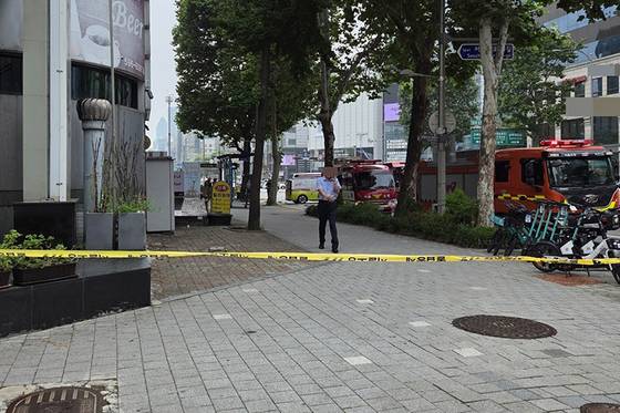 27일 서울 지하철 교대역 인근 거리가 가스 누출로 통제된 모습. 연합뉴스