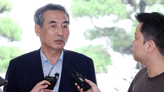 윤석열 전 대통령의 부인 김건희 여사 의혹 관련 사건 수사를 맡은 민중기 특별검사가 27일 오전 서울 서초구 사무실로 출근하며 취재진의 질의에 답변하고 있다. 뉴스1