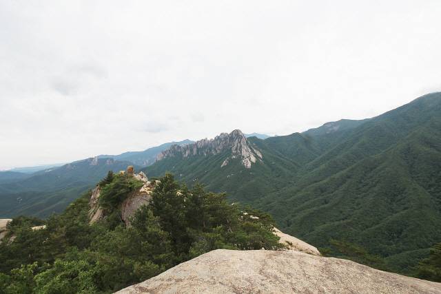 ▲ 해발 645m의 금강산 정상. 설악산 울산바위를 가장 가까이에서 감상할 수 있는 자연 전망대다. 속초 시내와 영랑호, 동해의 전경 또한 놓칠 수 없는 감동이다