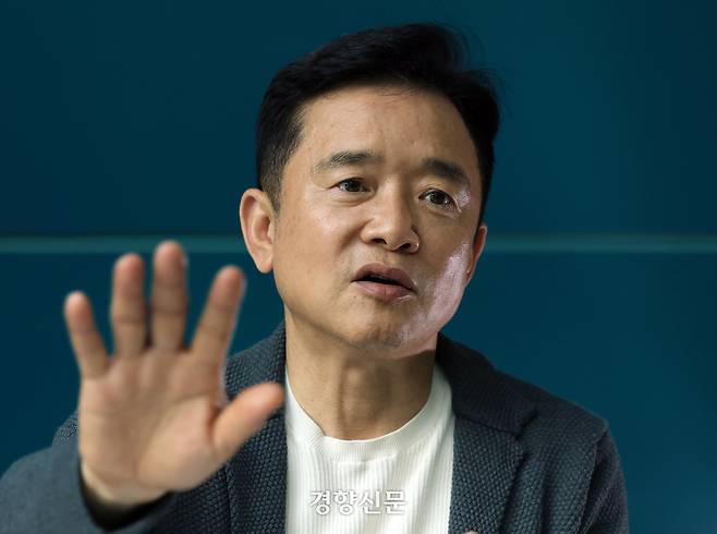 남경필 은구(NGU) 대표(전 경기지사)가 지난 23일 서울시청 로비에서 ‘마약 예방과 퇴치’등과 관련해 인터뷰를 하고 있다. 서성일 선임기자