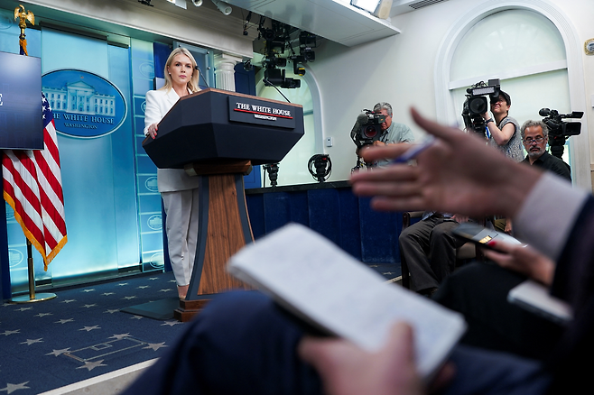 캐롤라인 레빗 백악관 대변인이 26일(현지시간) 백악관에서 열린 브리핑에서 취재진의 질문을 듣고 있다. 로이터연합뉴스