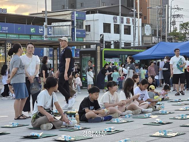 경북 영주시 영주역 광장에서 26일 시민과 아이들이 납 폐기물 재활용 공장 설립을 반대하는 집회에 참여하고 있다. 김현수 기자