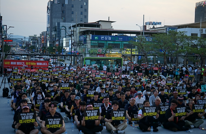 경북 영주시 영주역 광장에서 지난 18일 시민들이 납 폐기물 재활용 공장 설립을 반대하는 집회를 벌이고 있다.[영주납공장반대시민연대 제공