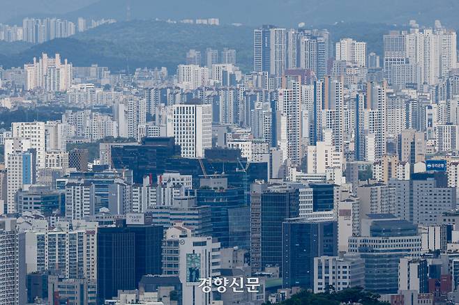 서울 집값 상승세가 ‘한강 벨트’(마포·성동·강동·광진·동작·성동·영등포)를 따라 확산하고 있다. 지난 15일 한국부동산원의 주간 아파트 매매가격지수에 따르면 서울 강남·서초·송파·마포·용산·성동·양천 7개 구 아파트값이 매주 고가를 새로 쓰고 있다. 사진은 이날 남산에서 바라 본 서울시내 아파트 단지 모습. 2025.06.15 문재원 기자