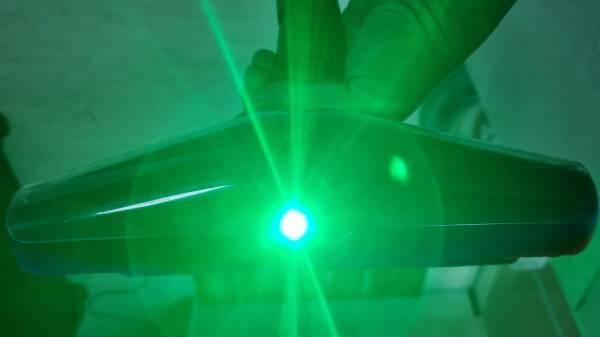 다이슨 펜슬백 플러피콘 청소기 헤드의 녹색 LED 조명이 집안 먼지를 비춘다. 정옥재 기자