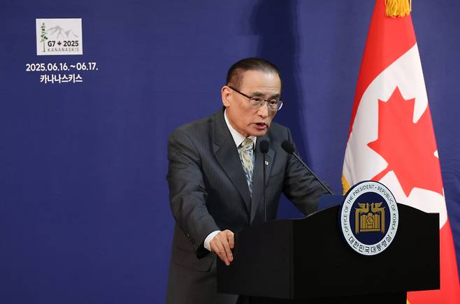 위성락 국가안보실장이 17일(현지시간) 캐나다 캘거리의 한 호텔 한국 프레스센터에서 이재명 대통령의 주요 7개국(G7) 정상회의 관련 브리핑을 하고 있다. 연합뉴스