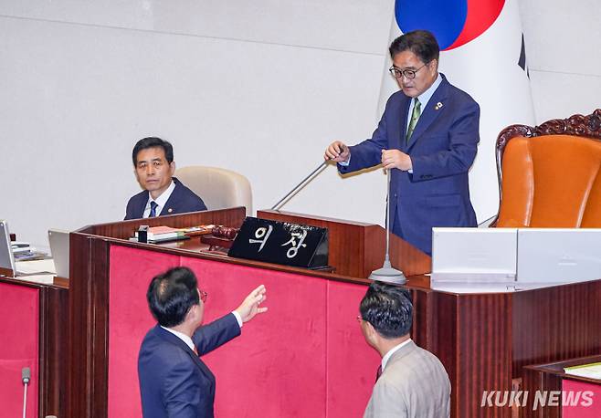 송언석 국민의힘 원내대표가 27일 서울 여의도 국회 본회의장에서 우원식 국회의장 앞으로 다가가 의사일정 강행에 반발하며 항의하고 있다.