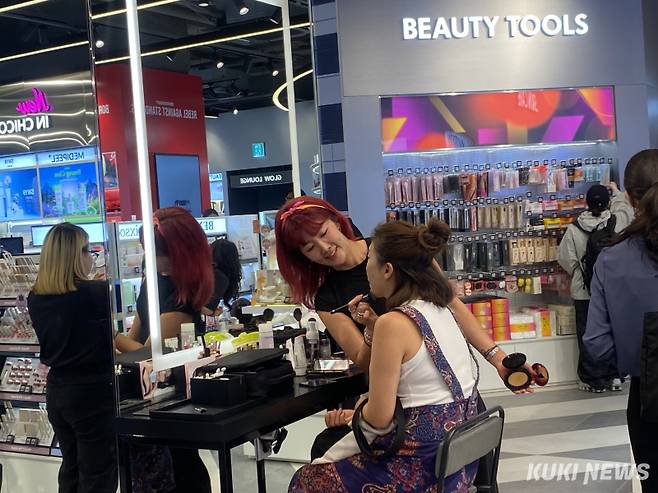 27일 오픈한 시코르 강남점에서 방문객이 1:1 맞춤형 메이크업을 받고 있다. 심하연 기자