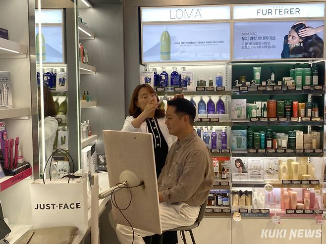 매장을 방문한 손님이 두피 건강 진단을 받고 있다. 심하연 기자