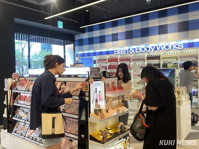 외국인 관광객이 시코르 매장 제품을 둘러보고 있다. 심하연 기자