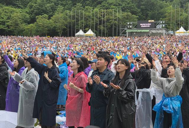 집회에 참여한 1만여명의 청년들이 손을 올려들고 찬양하는 모습.