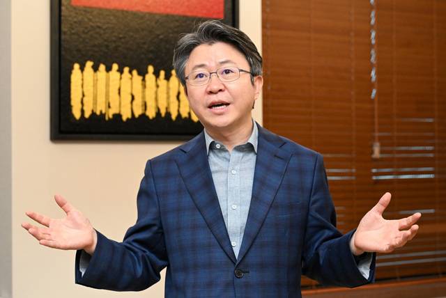 황덕영 새중앙교회 목사가 25일 경기도 안양 교회 집무실에서 2025 프레시 콘퍼런스의 핵심 가치를 소개하고 있다. 황 목사는 이번 콘퍼런스를 통해 한국교회가 ‘모든 세대와 모든 문화를 아우르는 하나의 교회’로 도약하는 계기가 되기를 소망했다. 안양=신석현 포토그래퍼