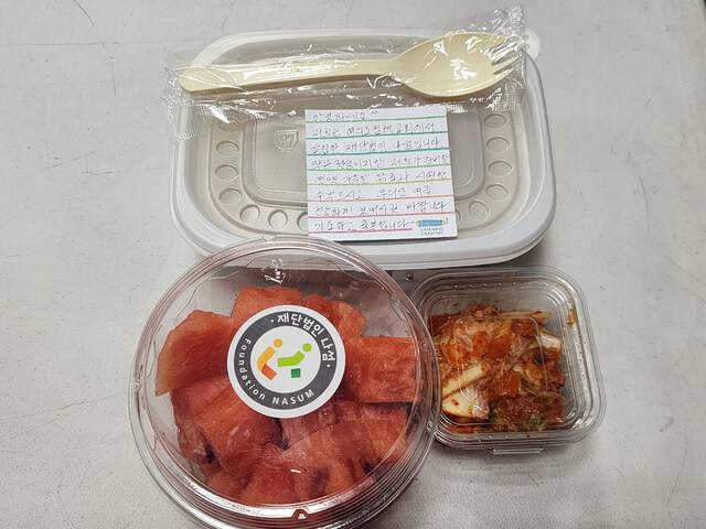 봉사자들이 전달한 도시락과 손편지.