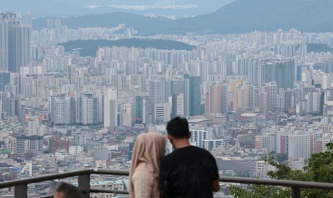 새 정부 출범과 2차 추가경정예산 효과 등에 대한 기대로 소비자들의 경제 심리가 석 달 연속 나아진 것으로 나타난 24일 서울 남산에서 바라본 시내 아파트 모습. 연합뉴스