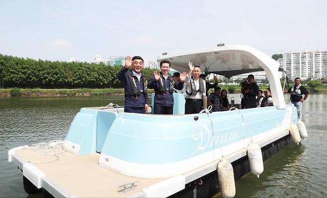 김두겸 울산시장(사진 왼쪽)이 27일 폰툰보트를 시승하고 있다. 울산시 제공