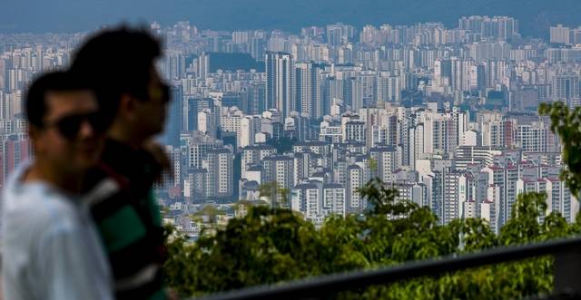 서울 남산에서 27일 바라본 아파트 모습. 정부는 이날 수도권·규제지역에서 주택을 구입할 때 주택담보대출을 6억원을 초과해서 받을 수 없도록 하는 초고강도 대책을 발표했다. 뉴시스