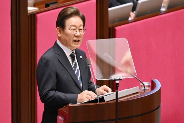 이재명 대통령이 26일 서울 여의도 국회 본회의장에서 정부의 2차 추가경정예산안 제출과 관련해 첫 시정연설을 하고 있다. 연합뉴스