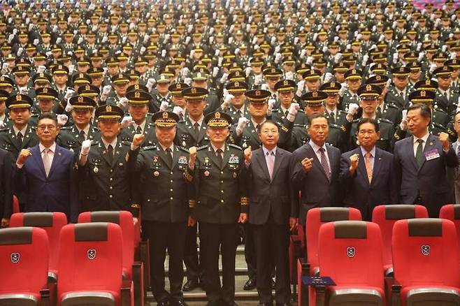 27일 고창준 육군참모총장 직무대리(중앙)를 비롯한 주요 군 관계자들이 충북 괴산군 소재 육군학생군사학교에서 기념사진을 촬영하고 있다. (사진=육군 제공)