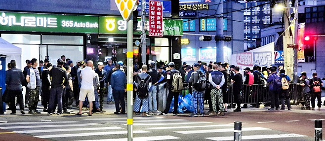 지난 12일 새벽 서울 구로구 남구로역 2번 출구 인근 인력시장에 일용직 건설 근로자 수백 명이 몰려들어 일감을 기다리고 있다. [박재영 기자]