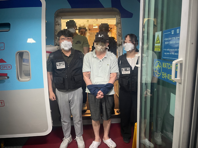 11억원을 횡령한 혐의를 받는 필리핀 해외 도피 사범이 비행기에서 내린 직후 모습. [사진제공=경찰청]