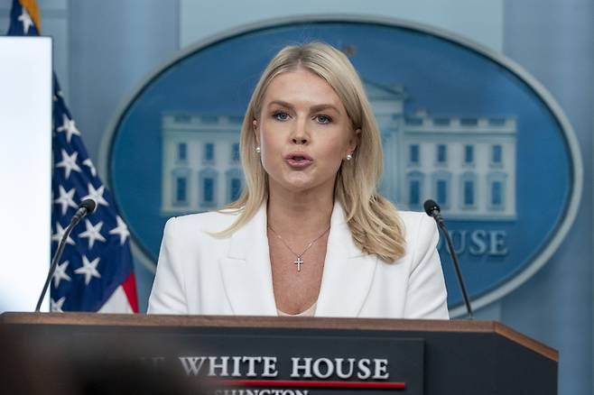 캐롤라인 레빗 백악관 대변인이 26일(현지시간) 백악관 브리핑에서 기자 질문에 답하고 있다. [UPI 연합]