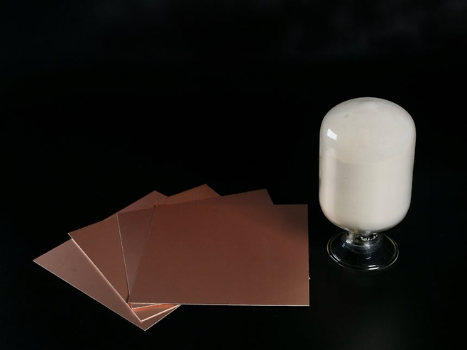 코오롱인더스트리 mPPO(오른쪽)와 이를 적용한 동박적층판(CCL)<코오롱인더스트리</figcaption>