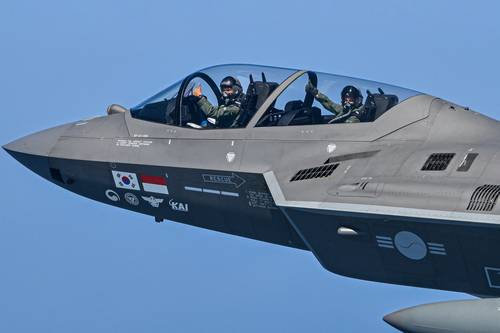 지난 26일 경남 사천 KAI(한국항공우주산업) 본사를 방문한 폴란드 공군 이레네우슈 노박 사령관이 KF-21 후방석(뒷좌석)에 탑승해 시승 비행을 하고 있다.