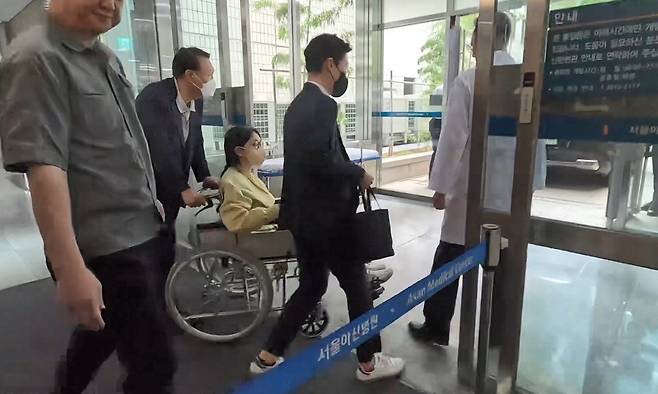 김여사 휠체어 직접 밀어주는 尹 김건희 여사가 입원 11일 만인 27일 서울 송파구 서울아산병원에서 윤석열 전 대통령이 밀어주는 휠체어에 탄 채 퇴원하고 있다. 연합뉴스