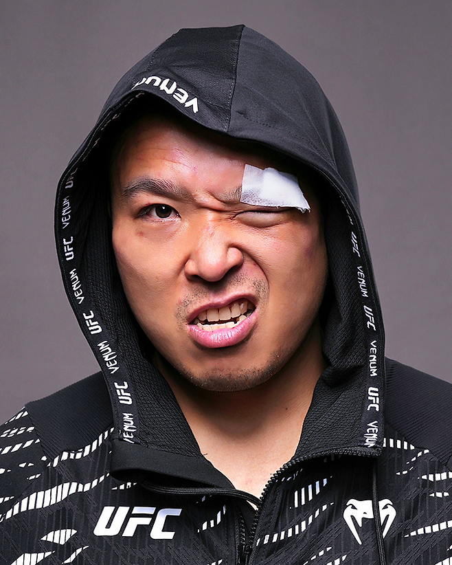 박준용이 2025년 6월 아제르바이잔 바쿠 크리스털 홀에서 UFC 9승 기념 촬영을 하고 있다. 사진=TKO