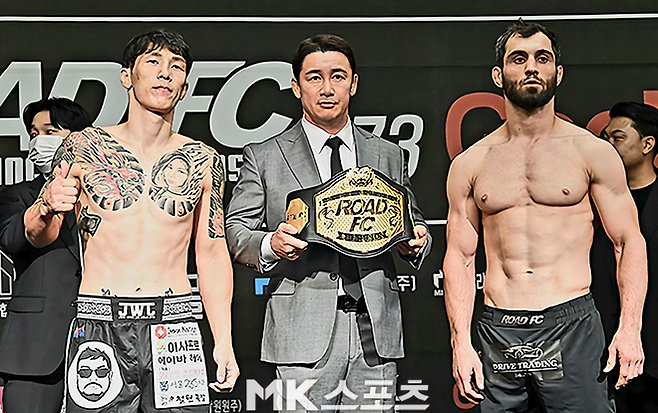 멘겐초오시 난딘예르데네와 카밀 마고메도프가 2025년 6월 스위스그랜드호텔 서울컨벤션센터 제2회 글로벌 토너먼트 결승전 및 제6대 로드FC 라이트급 챔피언결정전 공개 계체 촬영을 하고 있다. 사진(서울 홍은동)=천정환 기자