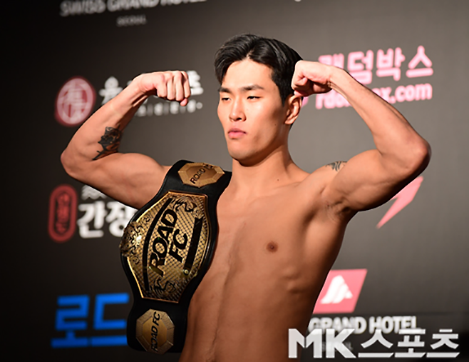 제4대 로드FC 라이트급 챔피언 박시원이 2022년 12월 스위스그랜드호텔 서울에서 타이틀 1차 방어전 계체 통과 기념 촬영을 하고 있다. 사진=김재현 기자