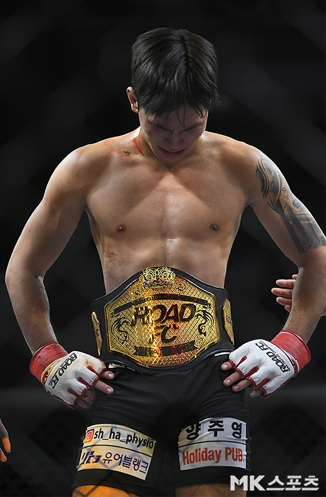 제4대 로드FC 라이트급 챔피언 박시원이 2022년 12월 스위스그랜드호텔 서울에서 타이틀 1차 방어 성공 후 울고 있다. 사진=천정환 기자