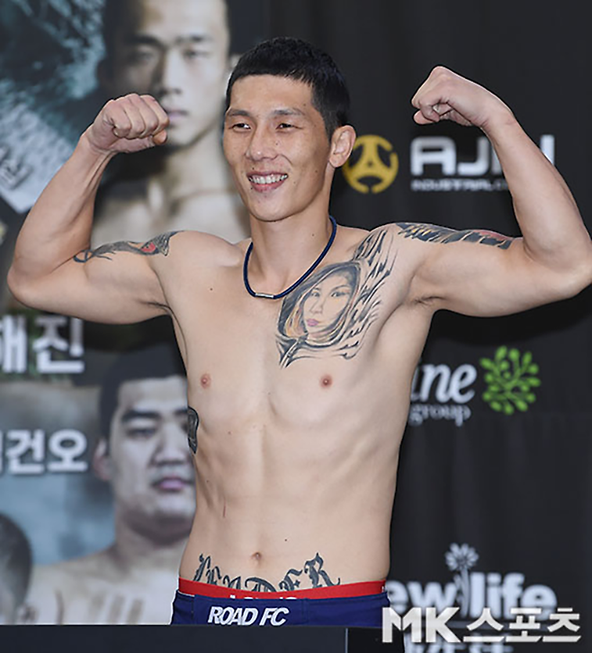 멘겐초오시 난딘예르데네가 2019년 9월 대구체육관 로드FC 55 계체 통과 기념 촬영을 하고 있다. 사진=김영구 기자