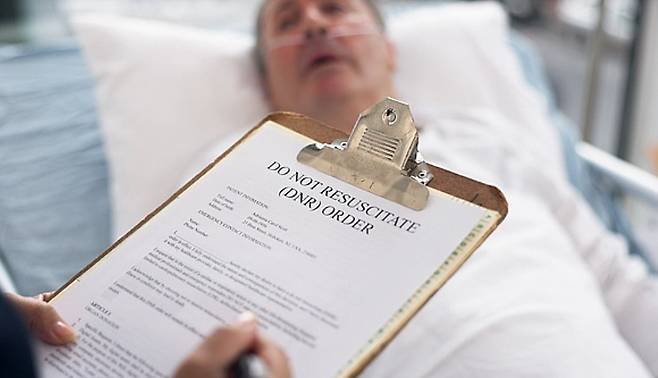 국민 10명 중 9명은 '말기 및 임종기 환자가 됐을 때 연명의료를 중단할 의향이 있다'고 답했다./사진=이미지투데이