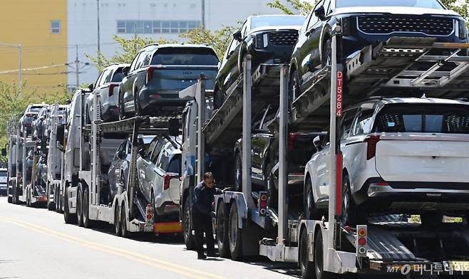 지난 4월29일 경기 평택항 자동차 전용부두 앞에 수출용 차량을 실은 카캐리어가 대기하고있다. /사진=뉴시스